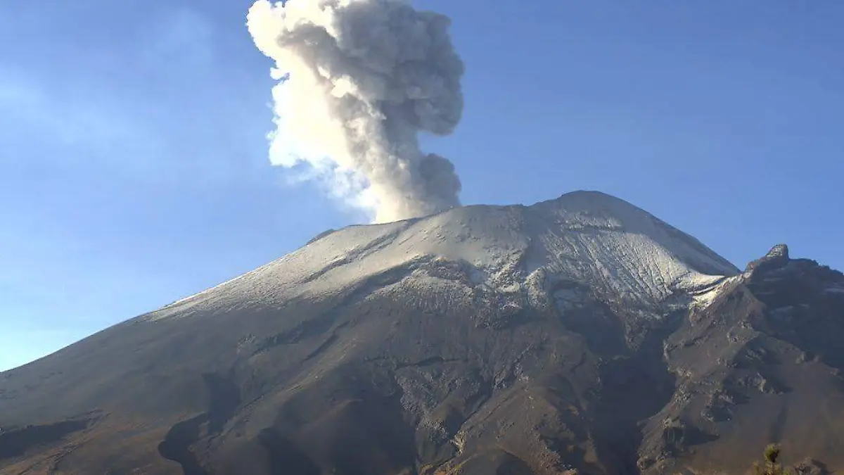 La actividad del volcán Popocatépetl bajó, tras explosiones de este viernes